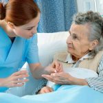 مراقبت شبانه روزی از بیمار بدحال در منزل چگونه انجام می‌شود؟